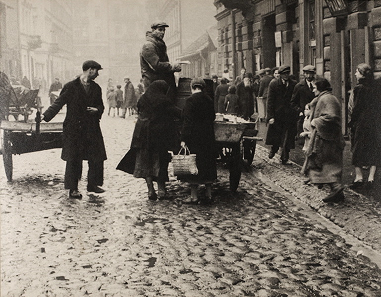 Еврей продает яблоки на улице Гезия, одной из главных магистралей в еврейском районе Варшавы